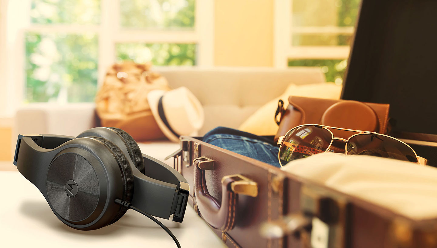 MOTO XT 120 Folding headphones are easy to pack for any trip - content image