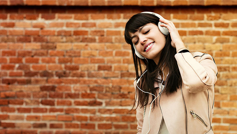 Model enjoys MOTO XT 120 Headphones sound quality on the move